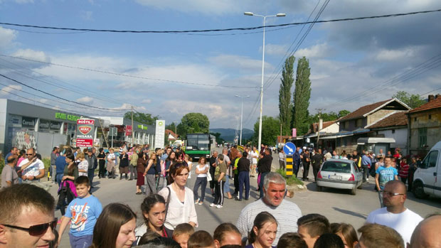 Нишлије протестују и блокирају Булевар Цара Константина (ФОТО)